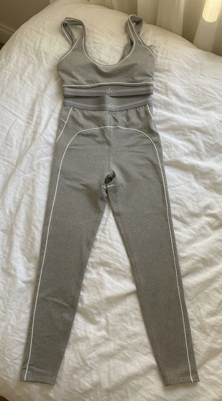 Tenue Alo Yoga gris et blanc 3