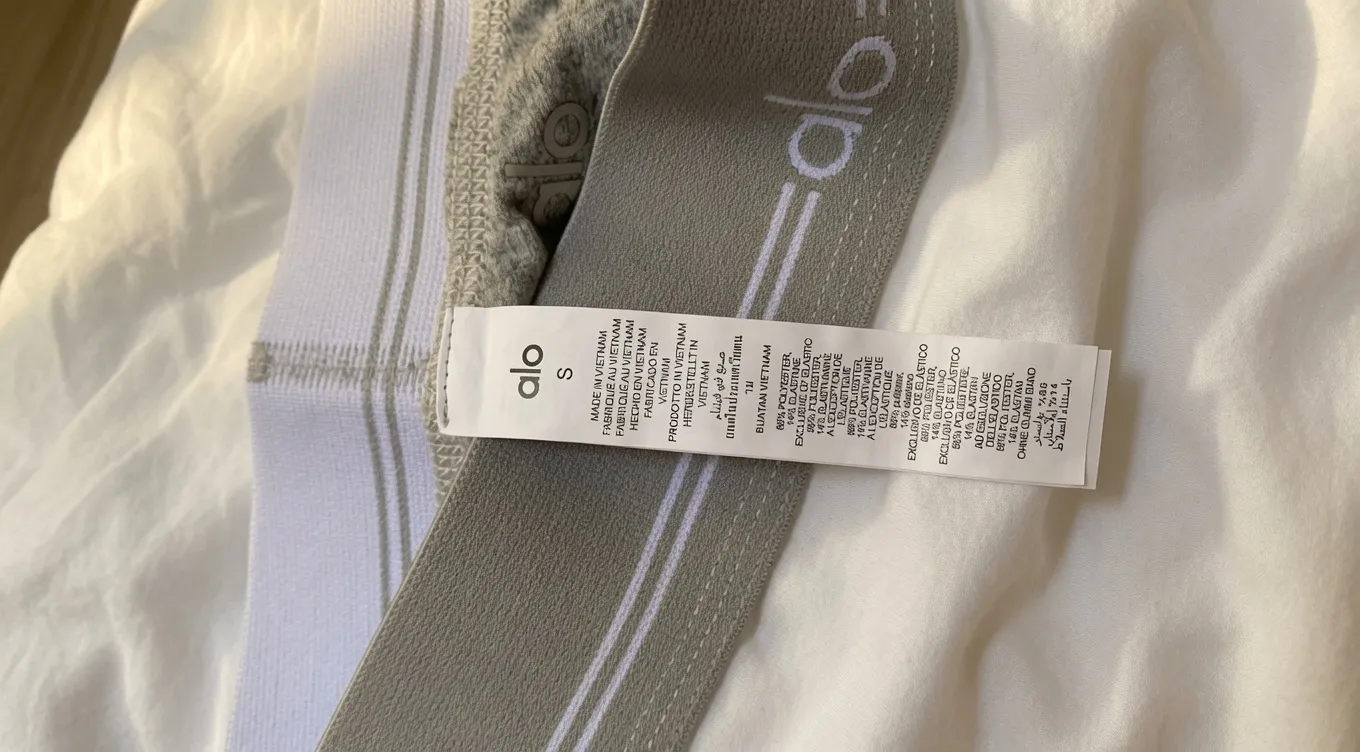 Tenue Alo Yoga gris et blanc 4