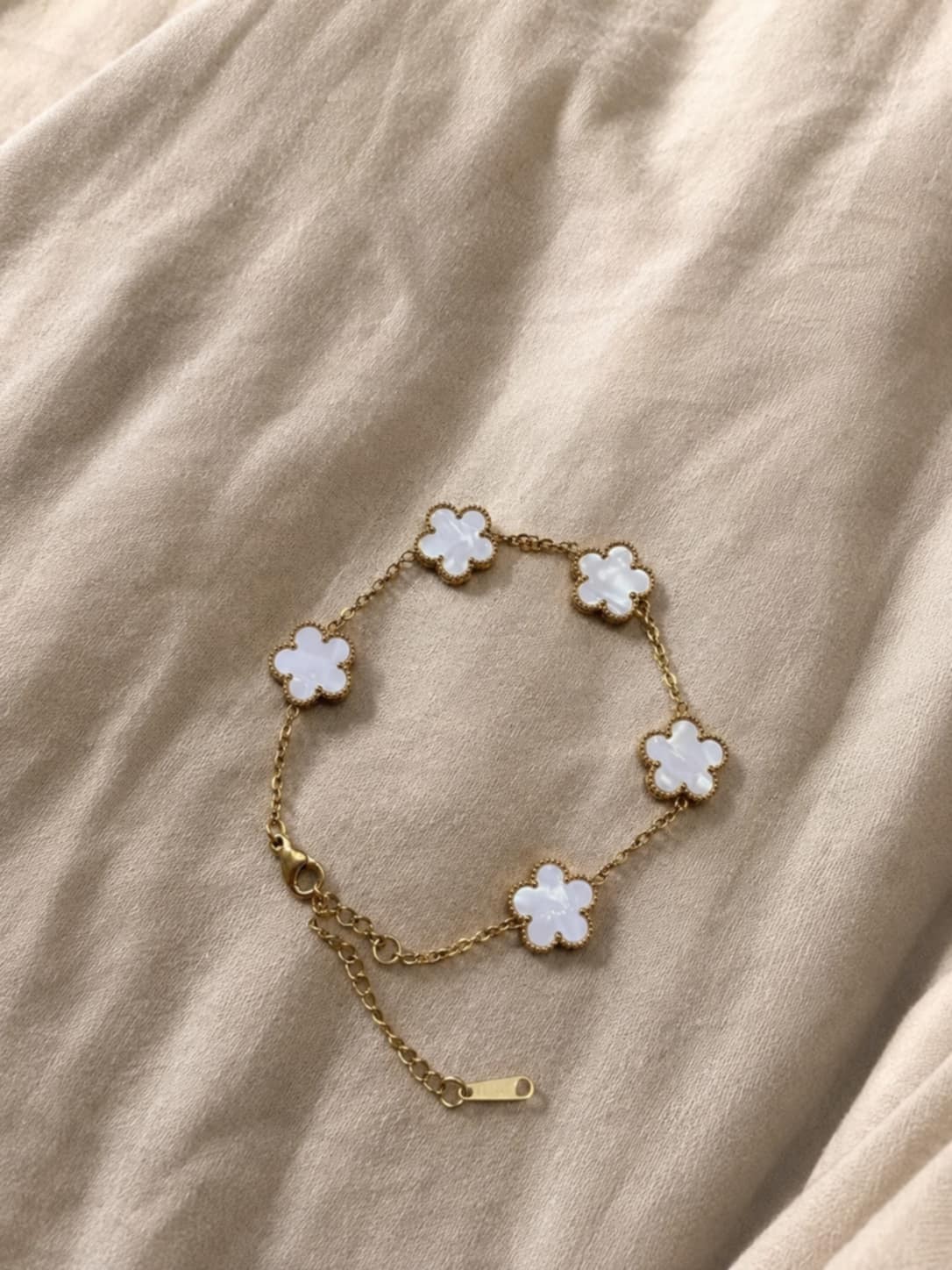 Bracelet élégant à motif trèfle blanc 2