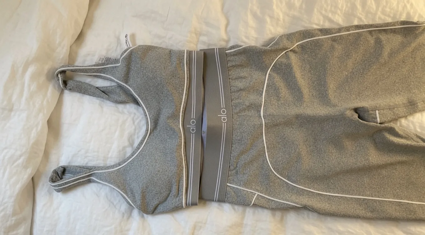 Tenue Alo Yoga gris et blanc 2