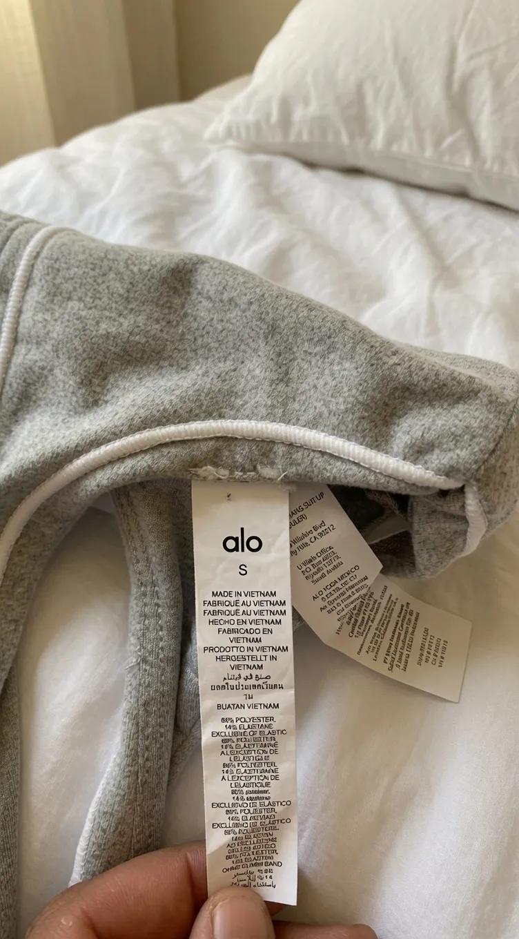Tenue Alo Yoga gris et blanc 5