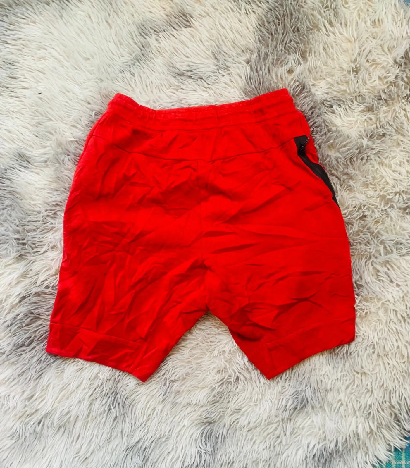 Rote Shorts mit Logodetail