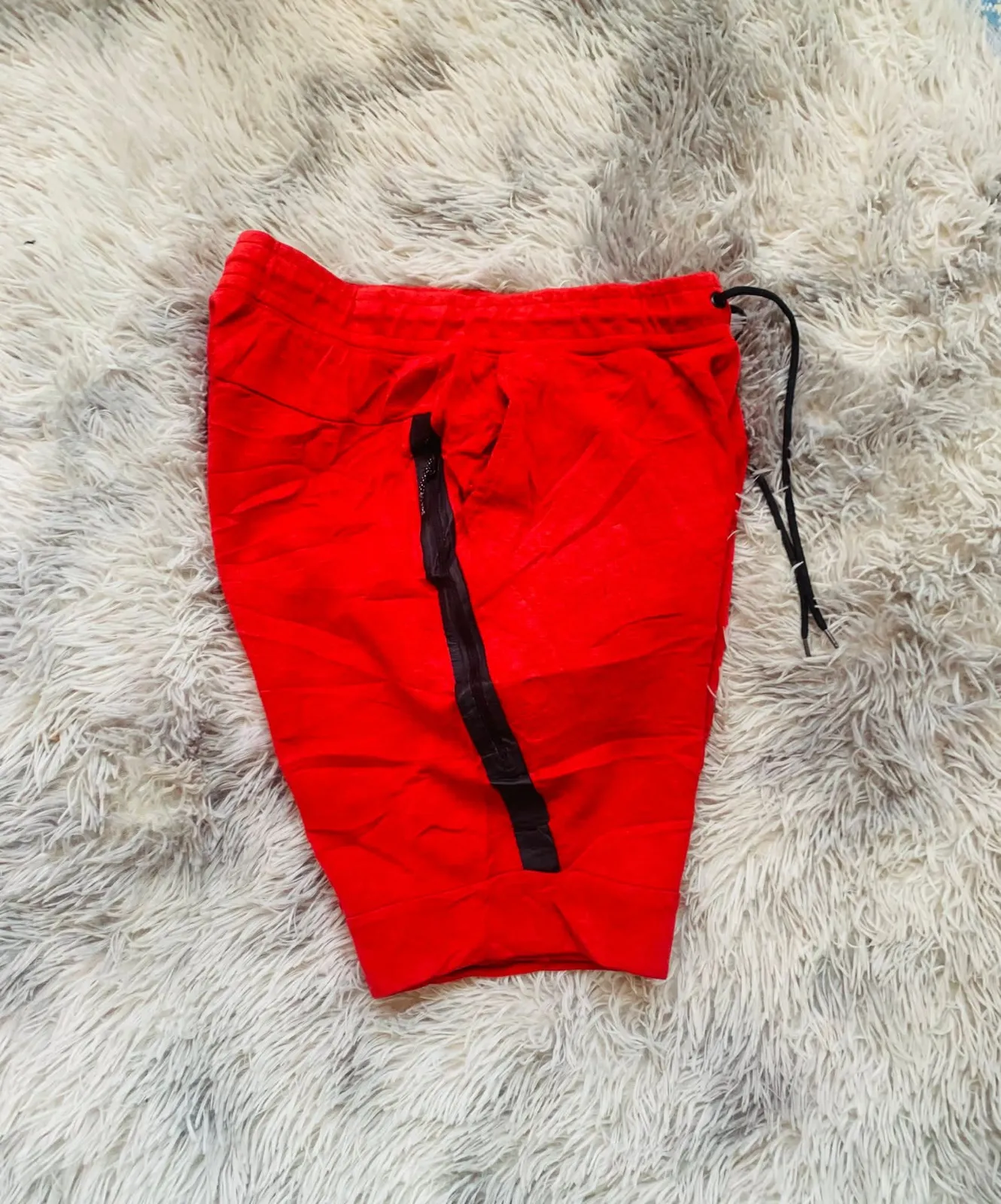 Rote Shorts mit Logodetail 2