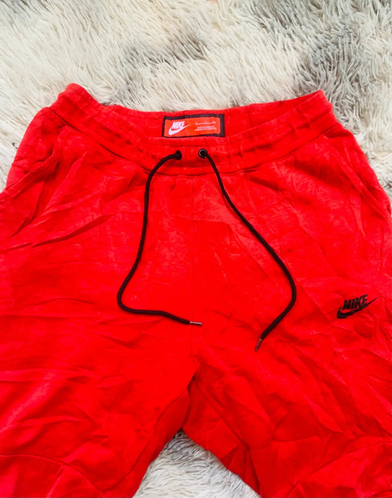 Rote Shorts mit Logodetail 4
