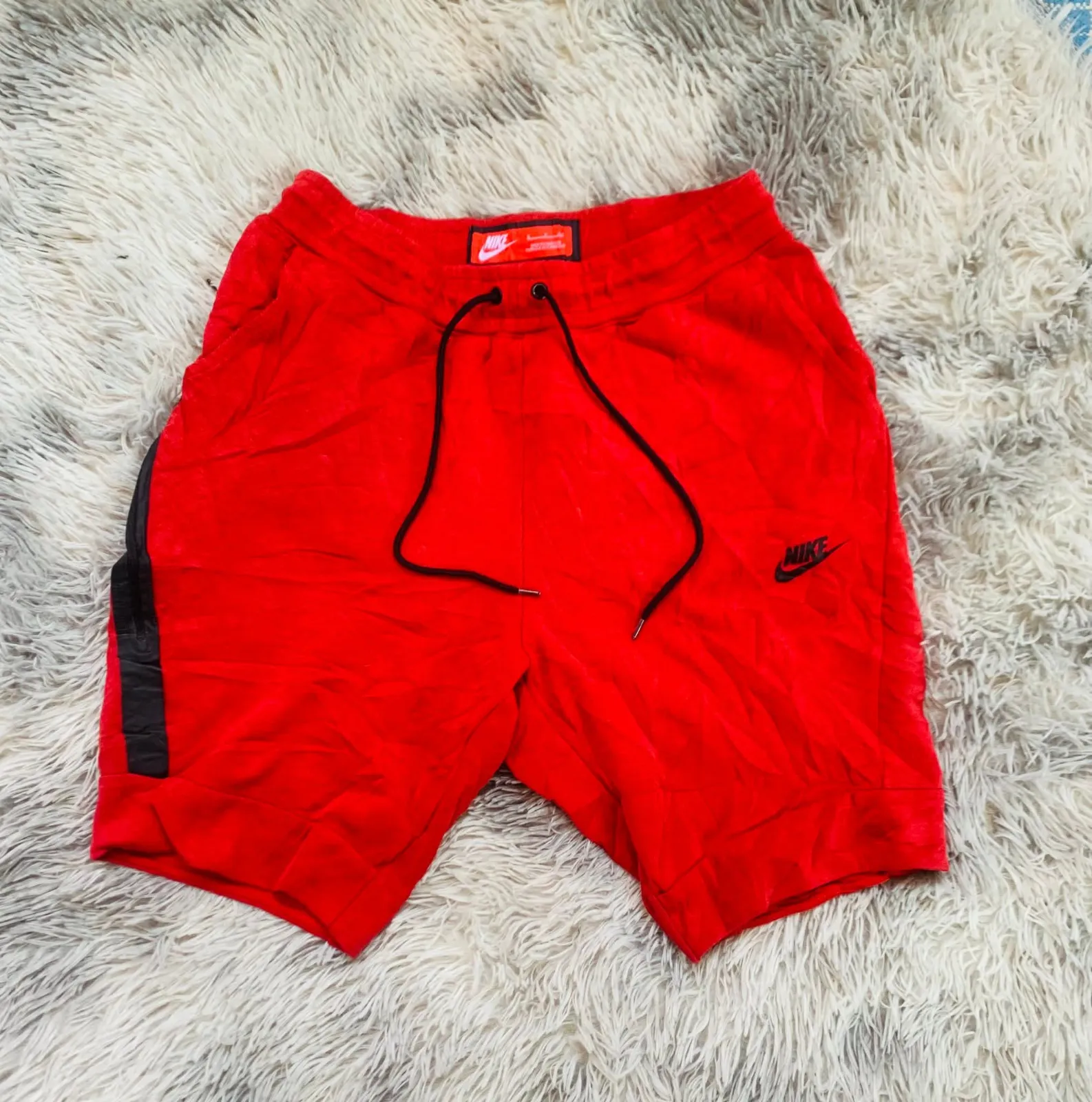 Rote Shorts mit Logodetail 6