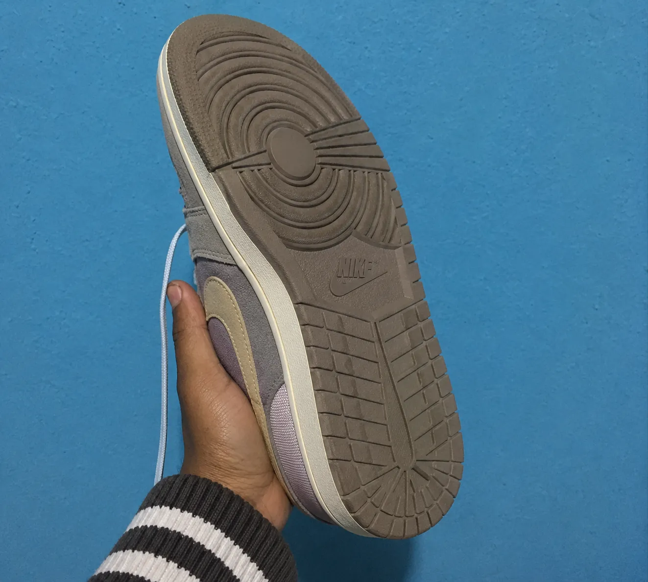 Zapatillas Jordan 1 gris y morado 2
