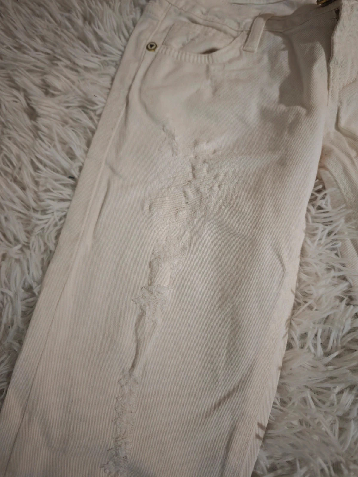 Jean Guess Beverly Skinny blanc écru effet destroy zips aux chevilles – GUESS – taille XXXS / 30 / 2 4