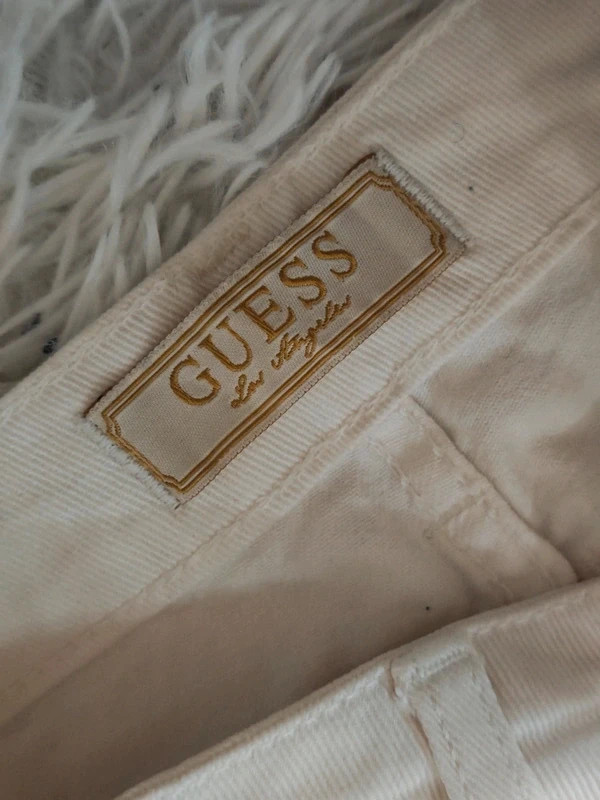 Jean Guess Beverly Skinny blanc écru effet destroy zips aux chevilles – GUESS – taille XXXS / 30 / 2 2