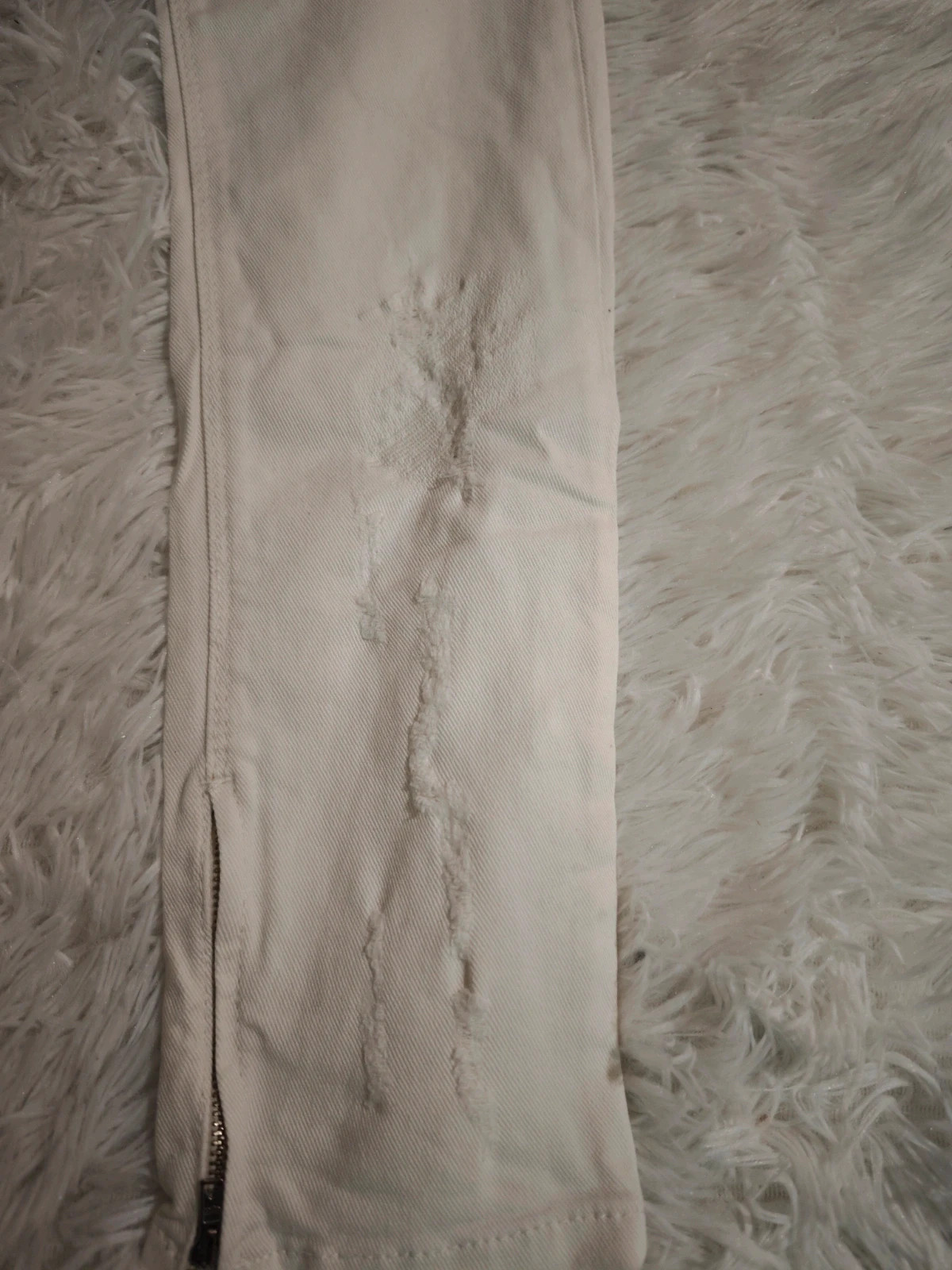 Jean Guess Beverly Skinny blanc écru effet destroy zips aux chevilles – GUESS – taille XXXS / 30 / 2 3
