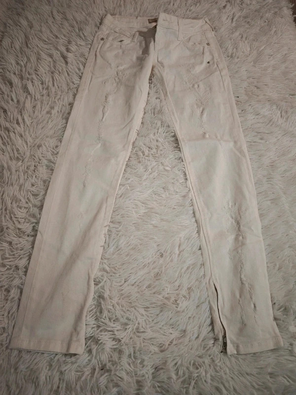 Jean Guess Beverly Skinny blanc écru effet destroy zips aux chevilles