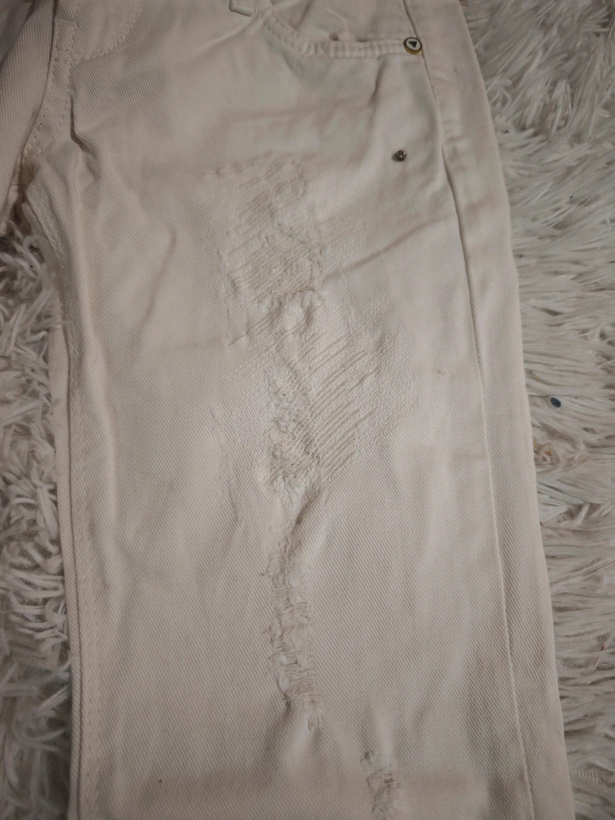 Jean Guess Beverly Skinny blanc écru effet destroy zips aux chevilles – GUESS – taille XXXS / 30 / 2 5