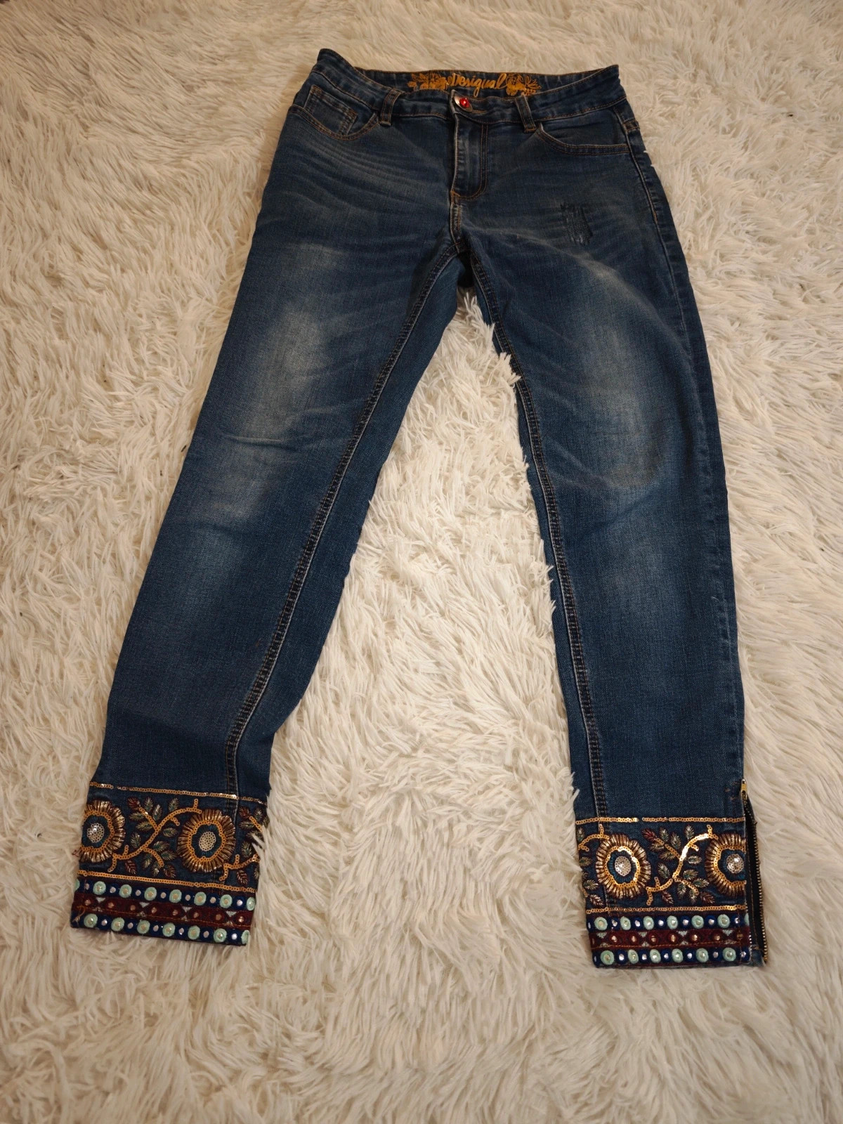 Jean femme Desigual 7/8 taille basse brodé fleurs sequins zip chevilles