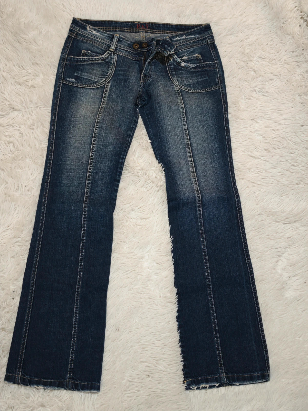 Jean femme vintage Y2K coupe très légèrement évasée effet destroy