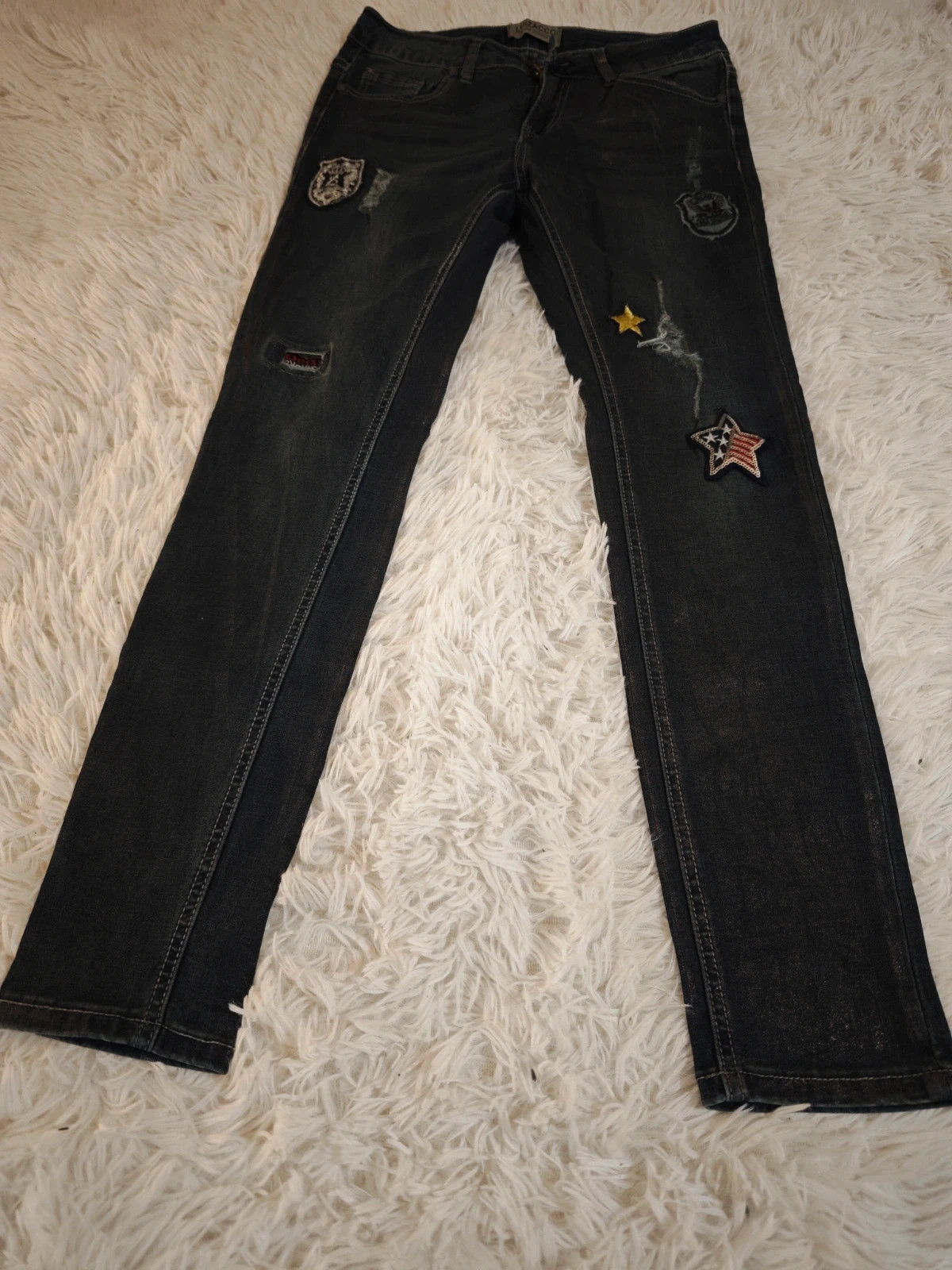 Jean jegging ultra stretch effet destroy écussons brodés et détails brillants