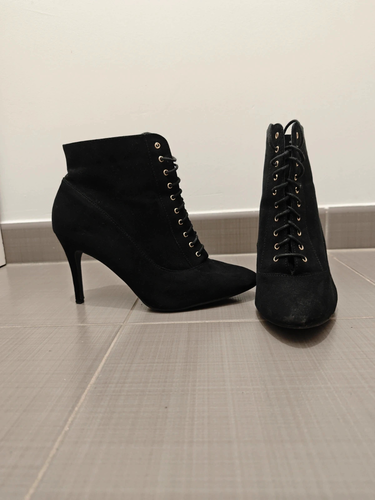 Bottines talon aiguille noires effet daim lacets dorés – New Look Wide Fit – pointure 40 – New Look – taille 40 4