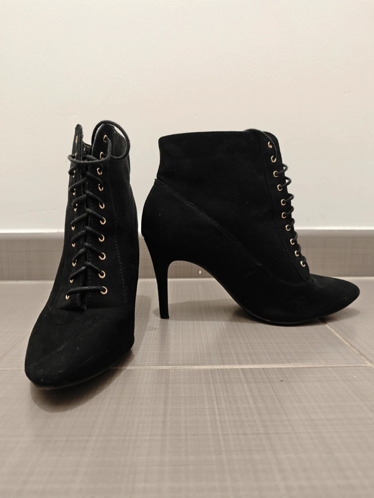 Bottines talon aiguille noires effet daim lacets dorés – New Look Wide Fit – pointure 40 – New Look – taille 40 2