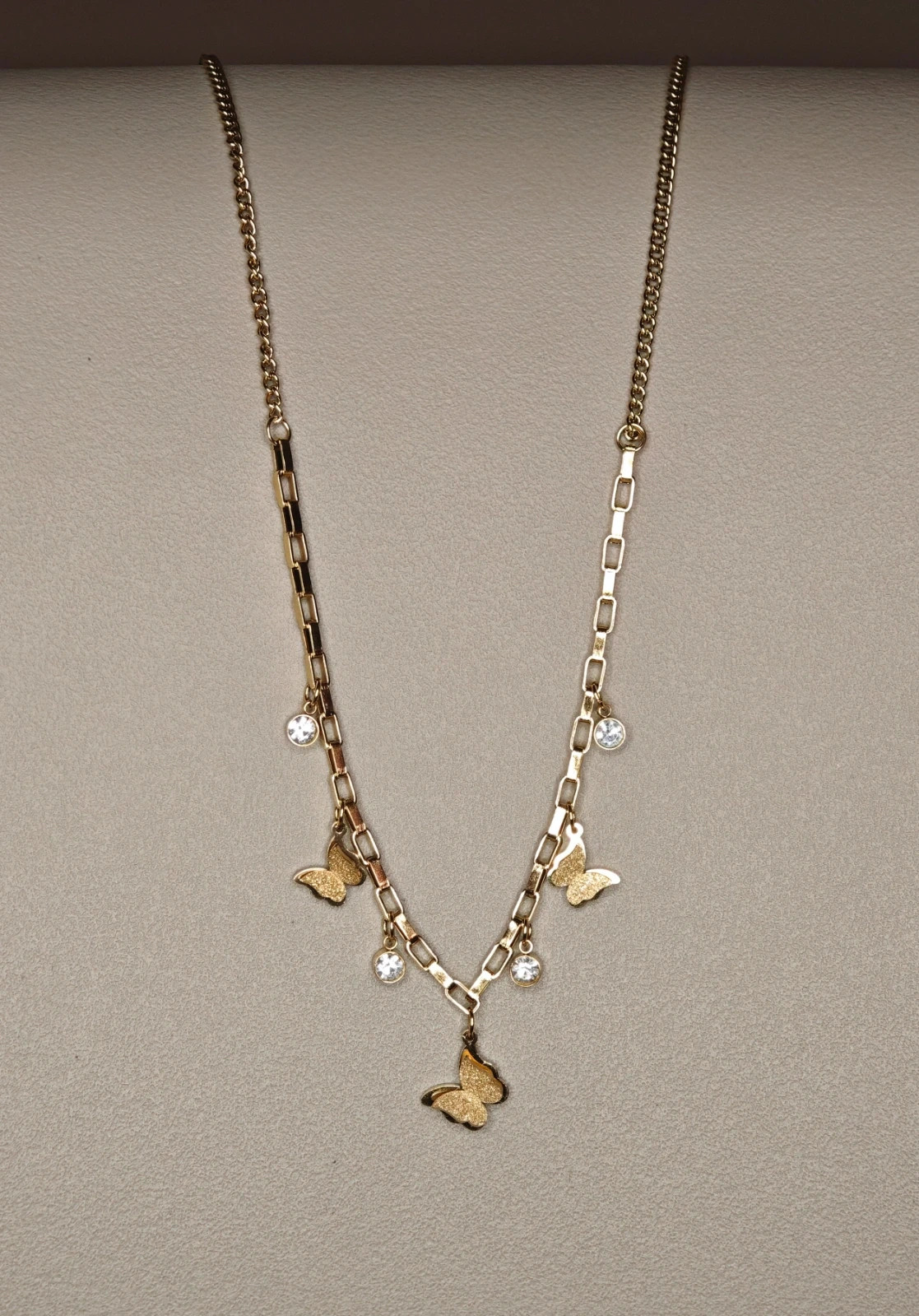 Collier acier doré papillons paillettes et strass brillants 2
