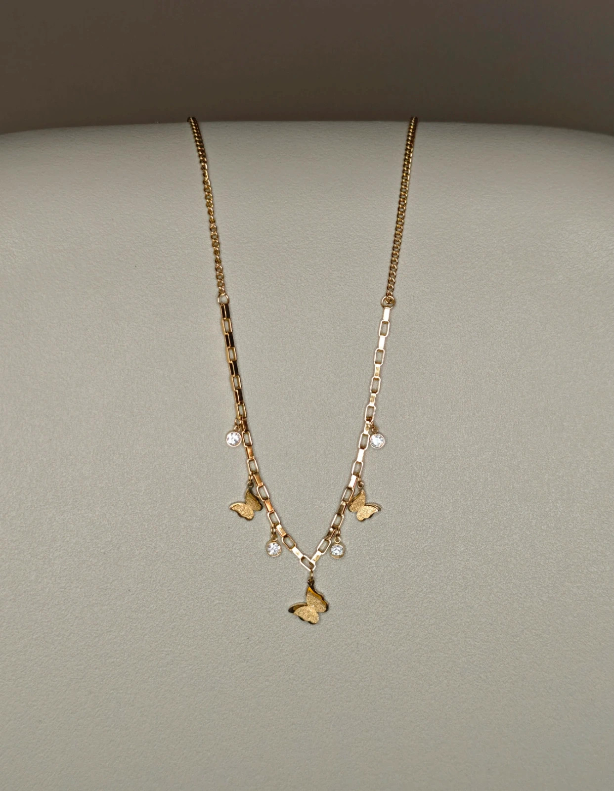 Collier acier doré papillons paillettes et strass brillants 3
