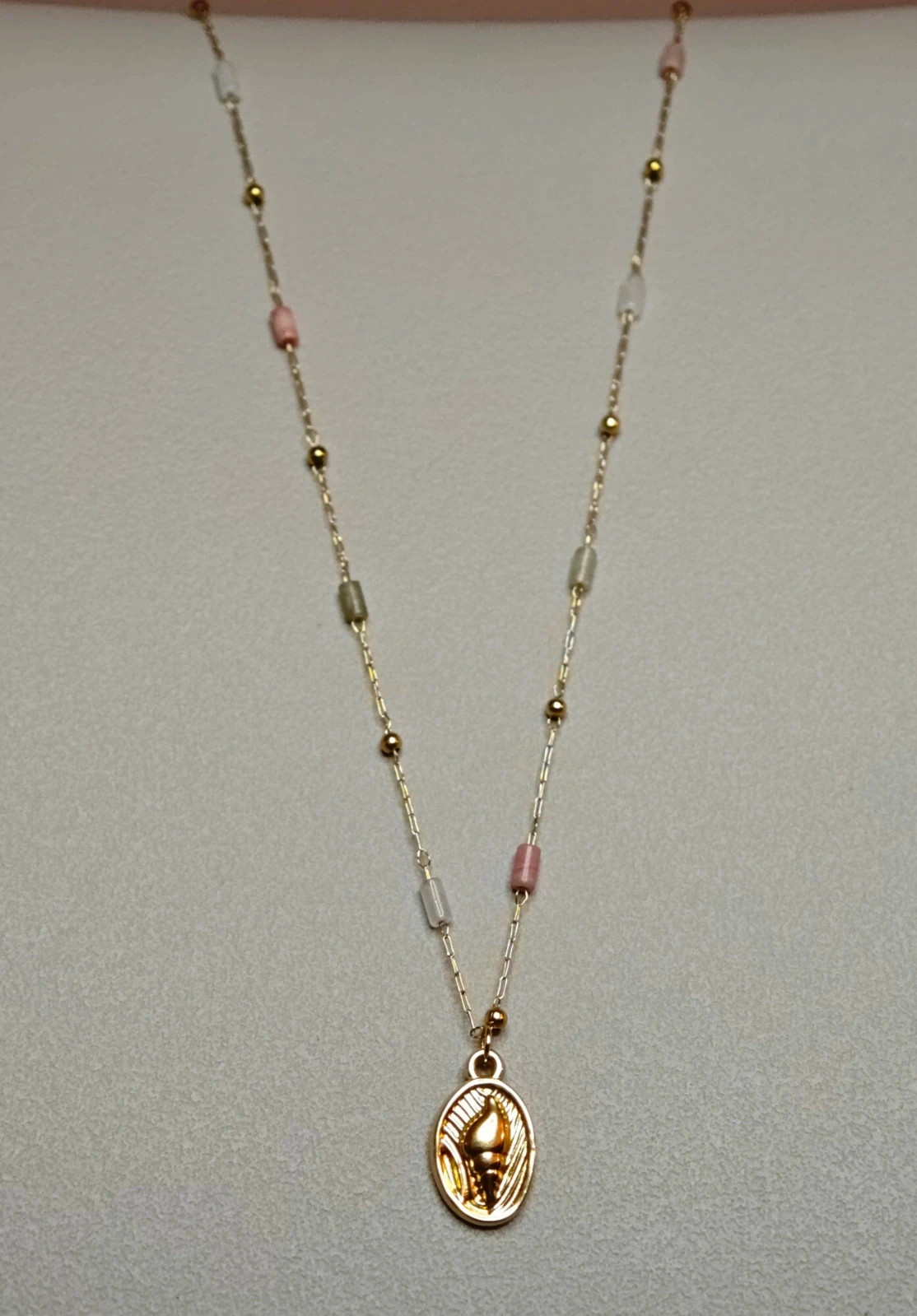 Collier acier inoxydable doré pendentif Coquillage & perles pastels 2