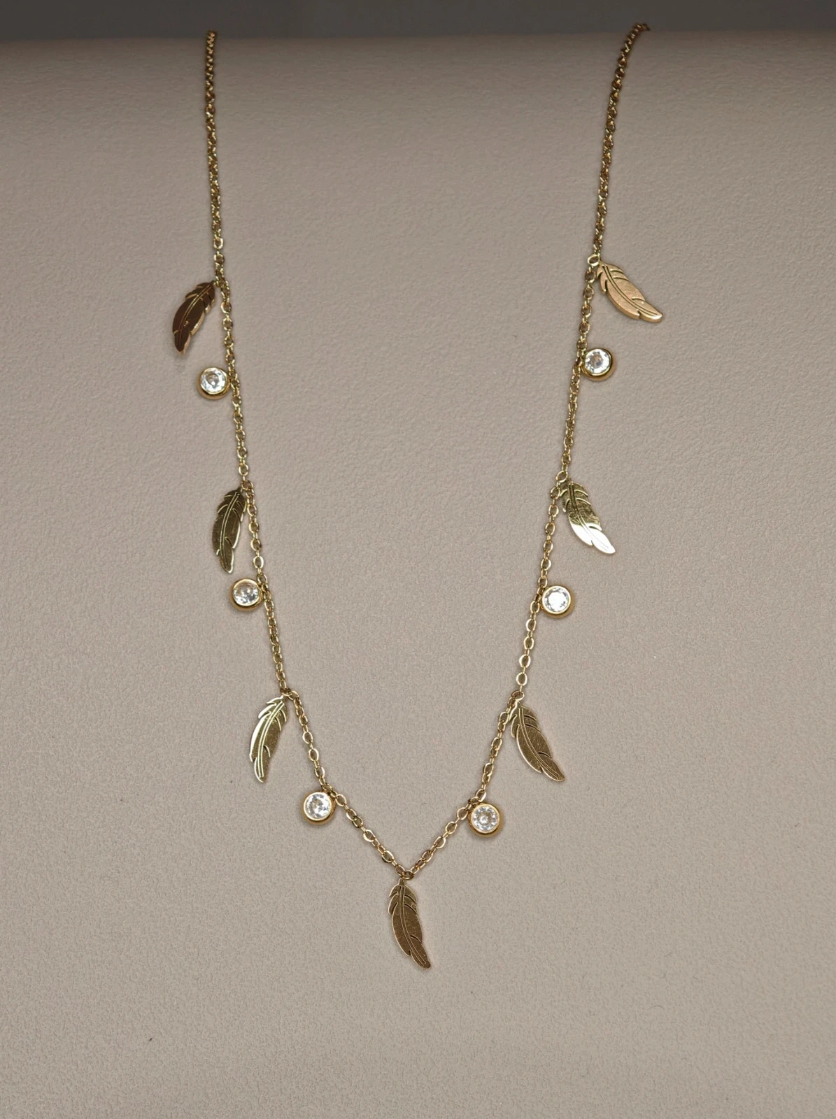 Collier acier inoxydable doré multi plumes et strass brillants 2