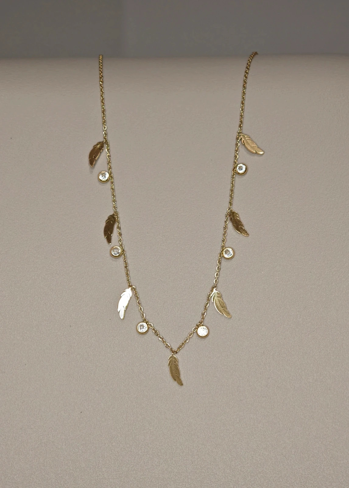 Collier acier inoxydable doré multi plumes et strass brillants 3