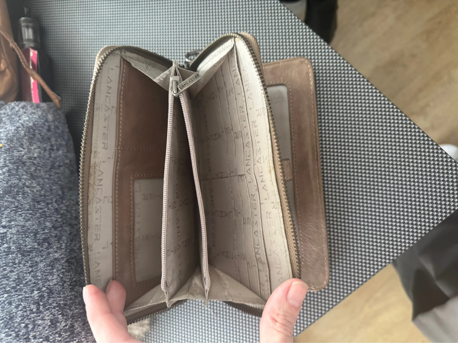Portefeuille Lancaster Paris taupe beige grand format zippé – Lancaster 4