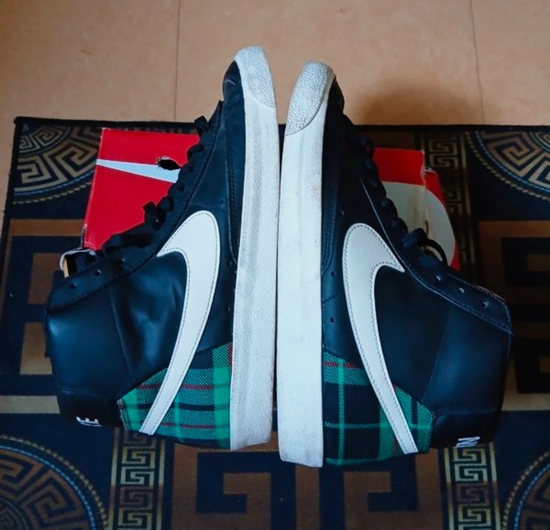 Sneakers montantes Nike Blazer Mid noires et tartan – Nike – taille EU 44