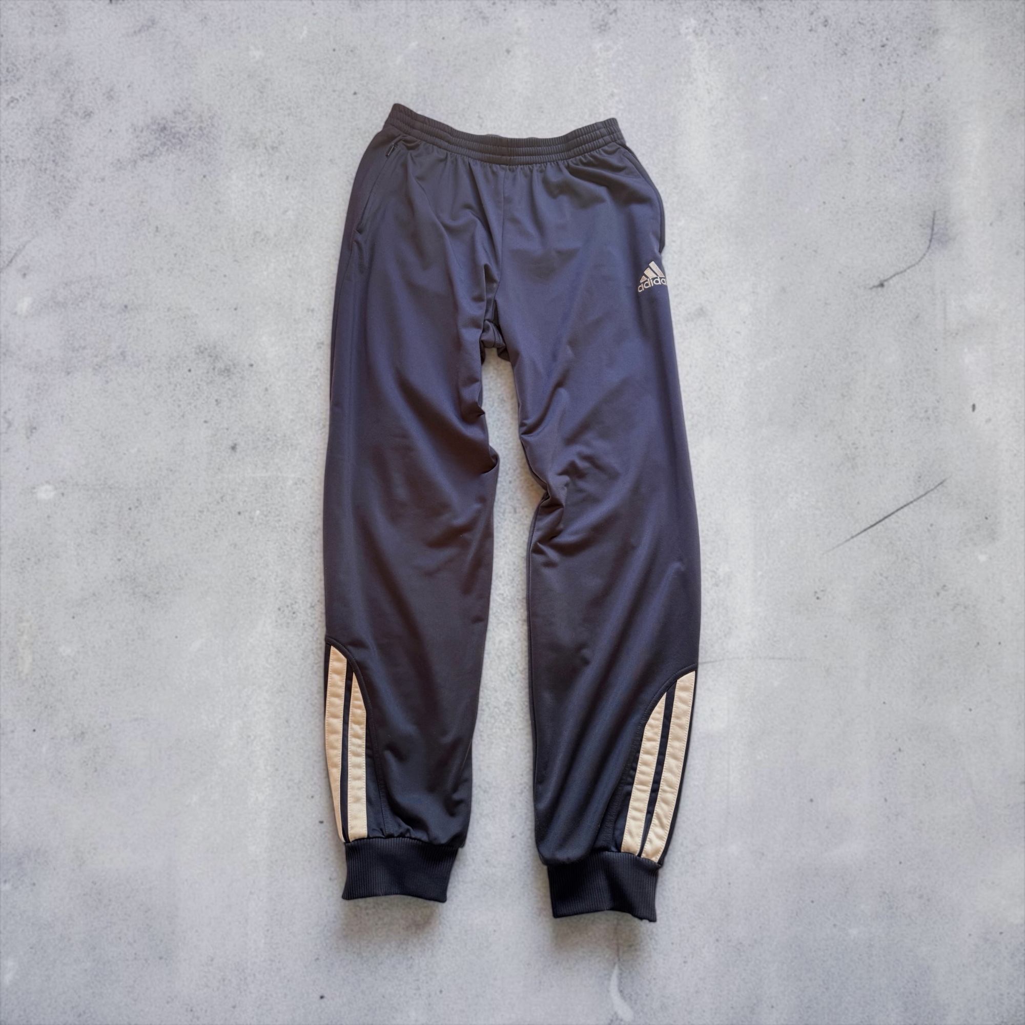 Pantalón Adidas deportivo retro con detalles beige – Adidas – taille L