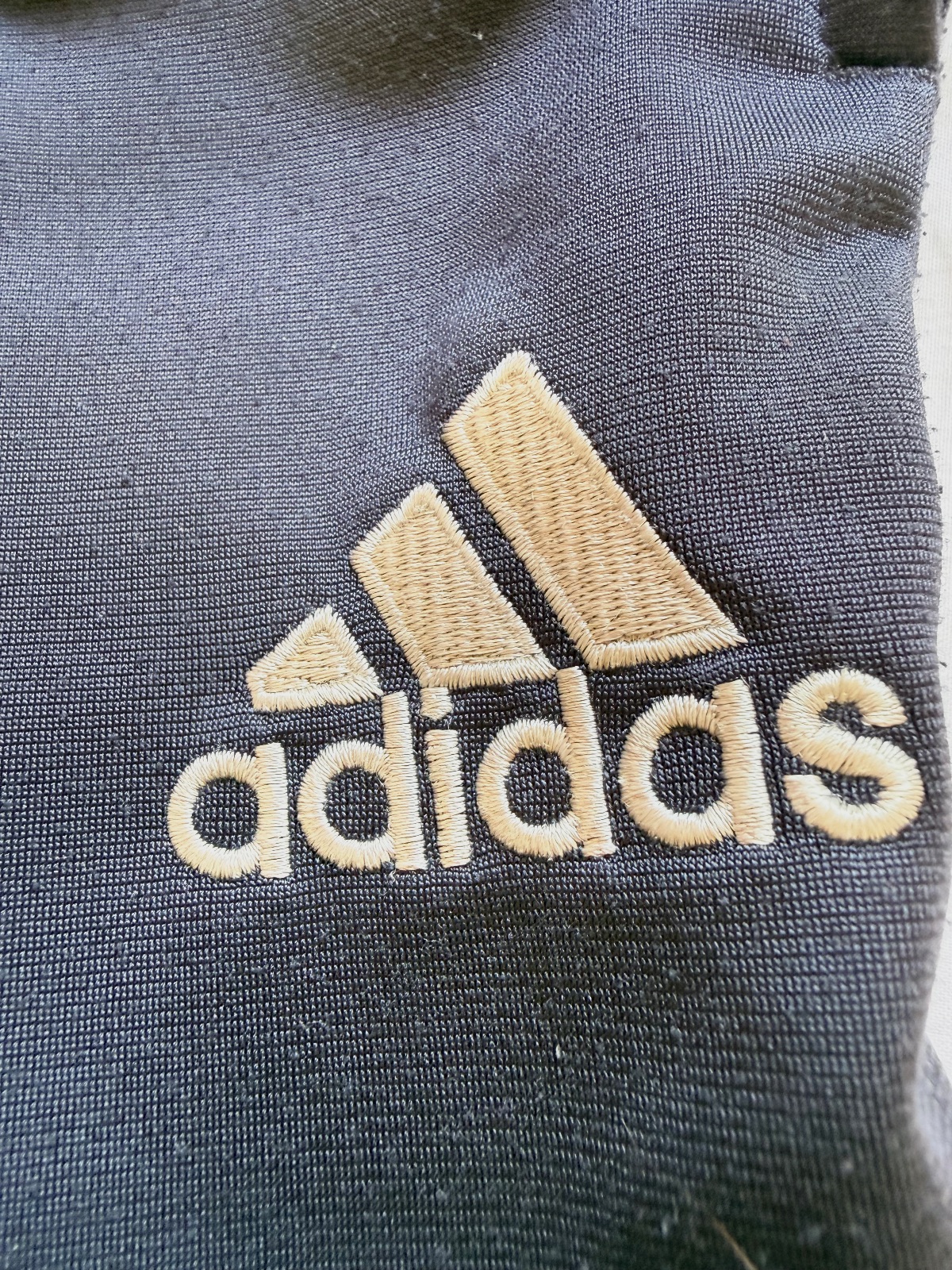 Pantalón Adidas deportivo retro con detalles beige – Adidas – taille L 3