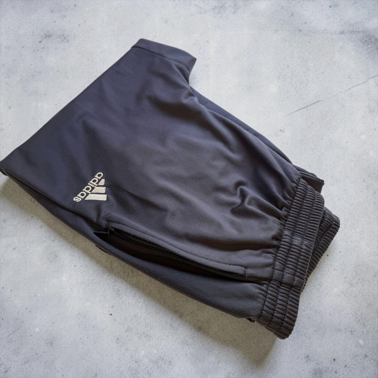 Pantalón Adidas deportivo retro con detalles beige – Adidas – taille L 2