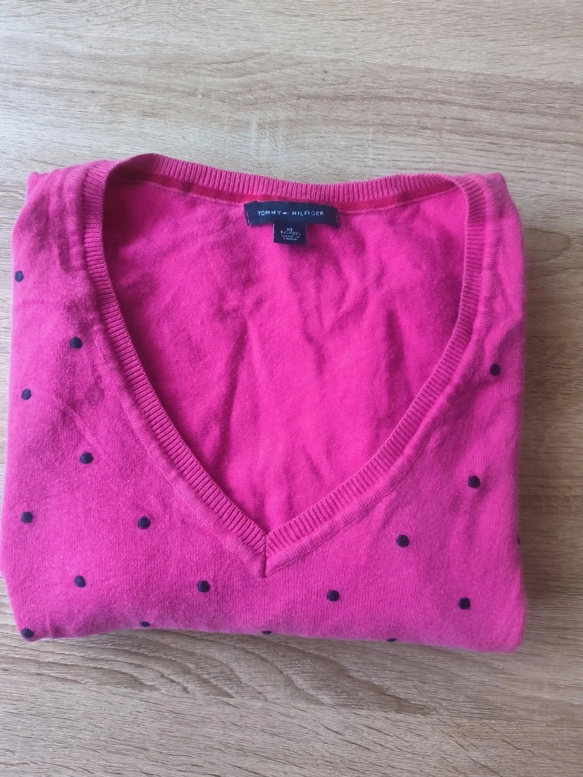 Pull col V rose fuchsia à pois noirs Tommy Hilfiger – Taille M – Tommy Hilfiger – taille M / 38 / 10 2
