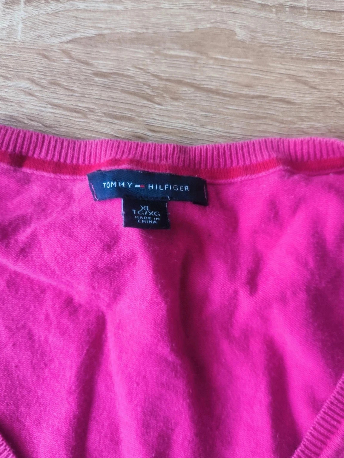 Pull col V rose fuchsia à pois noirs Tommy Hilfiger – Taille M – Tommy Hilfiger – taille M / 38 / 10 3