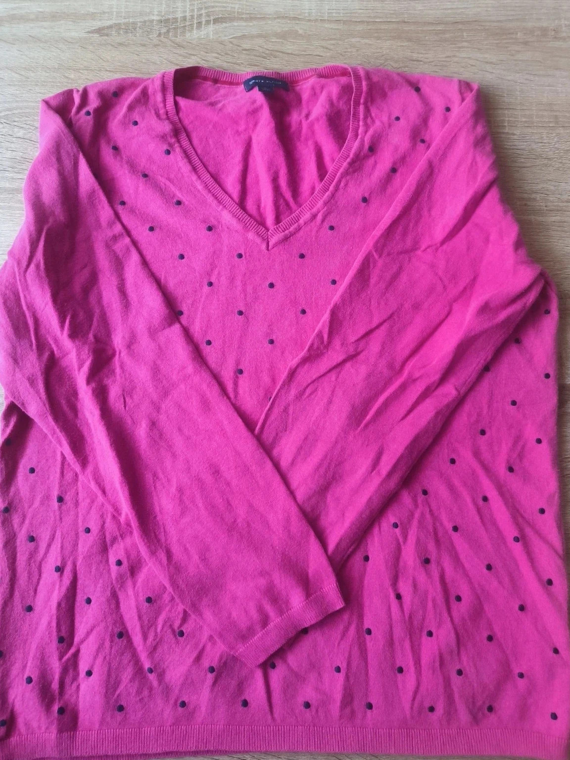 Pull col V rose fuchsia à pois noirs Tommy Hilfiger – Taille M