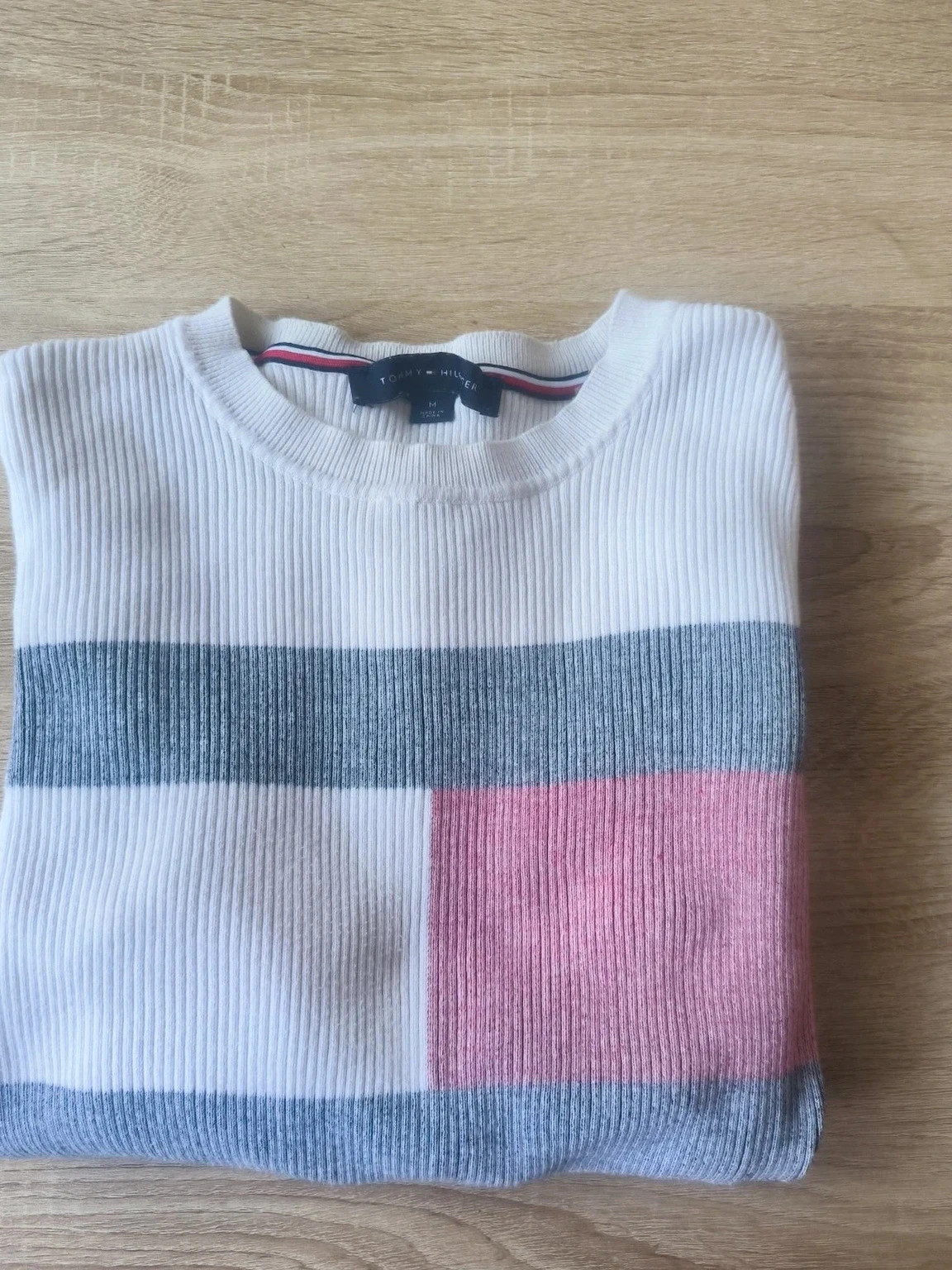 Pull col rond Tommy Hilfiger à rayures colorées – Taille M