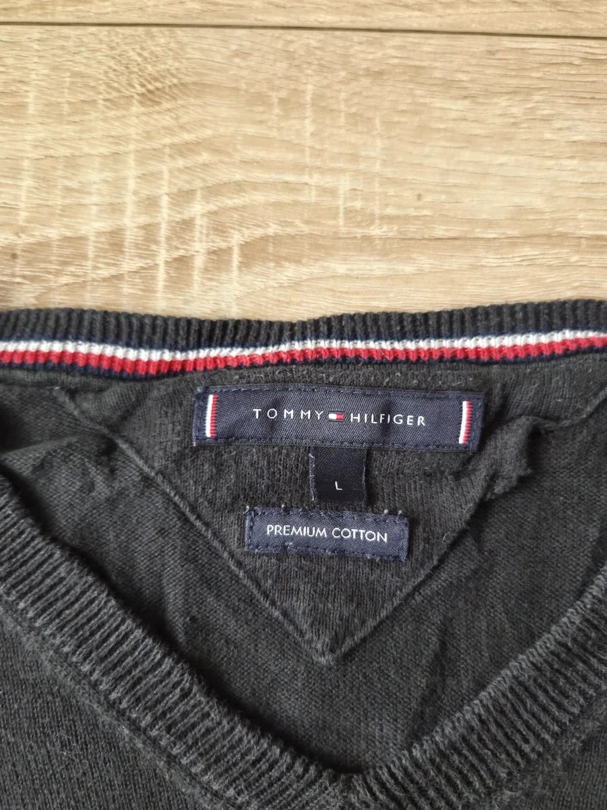 Pull Tommy Hilfiger Premium Cotton Taille L Col V Noir / Gris Foncé – Tommy Hilfiger – taille L 2