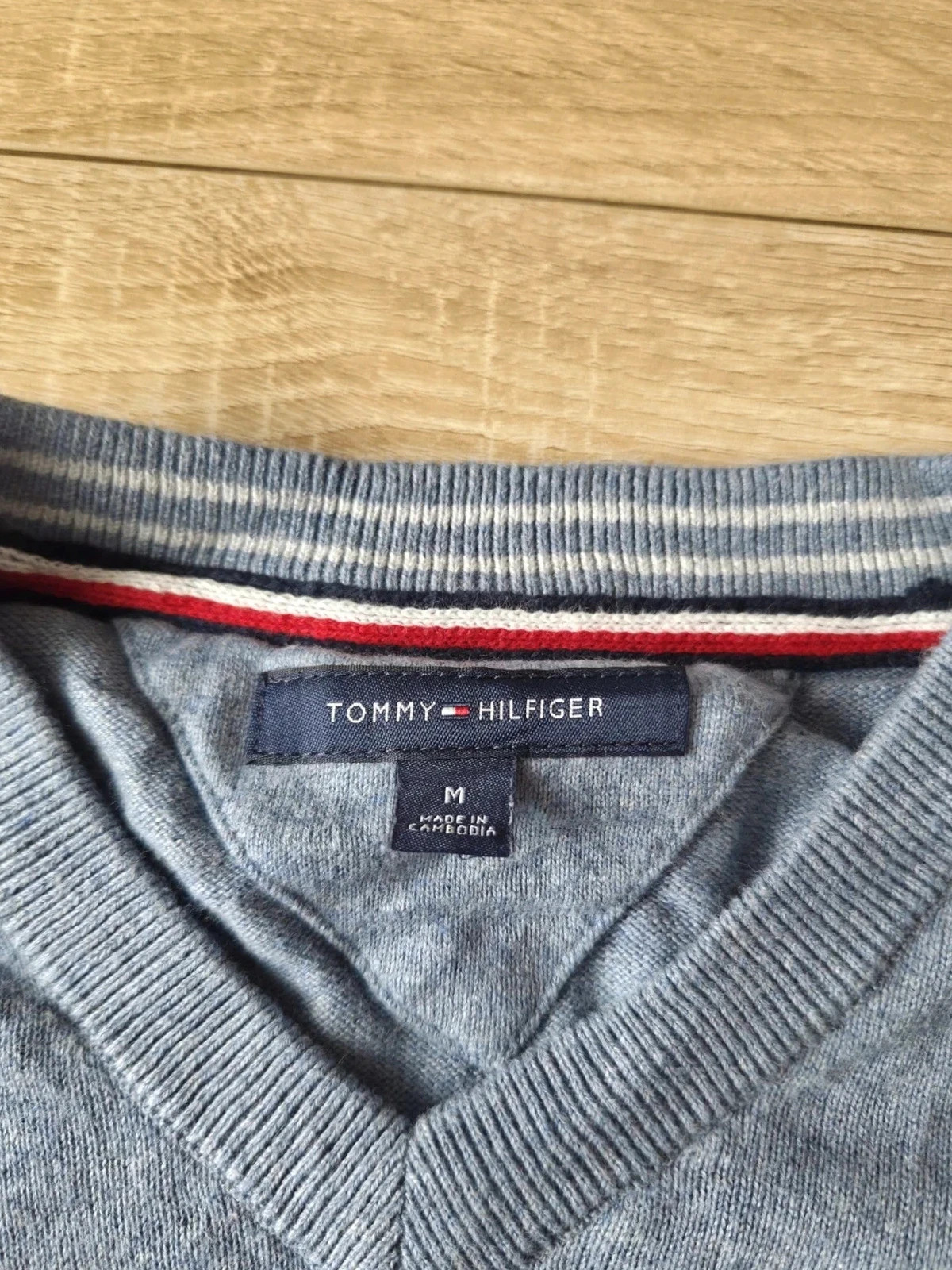 Pull Tommy Hilfiger Gris Chiné Taille M Col V 100% Coton – Tommy Hilfiger – taille M 2