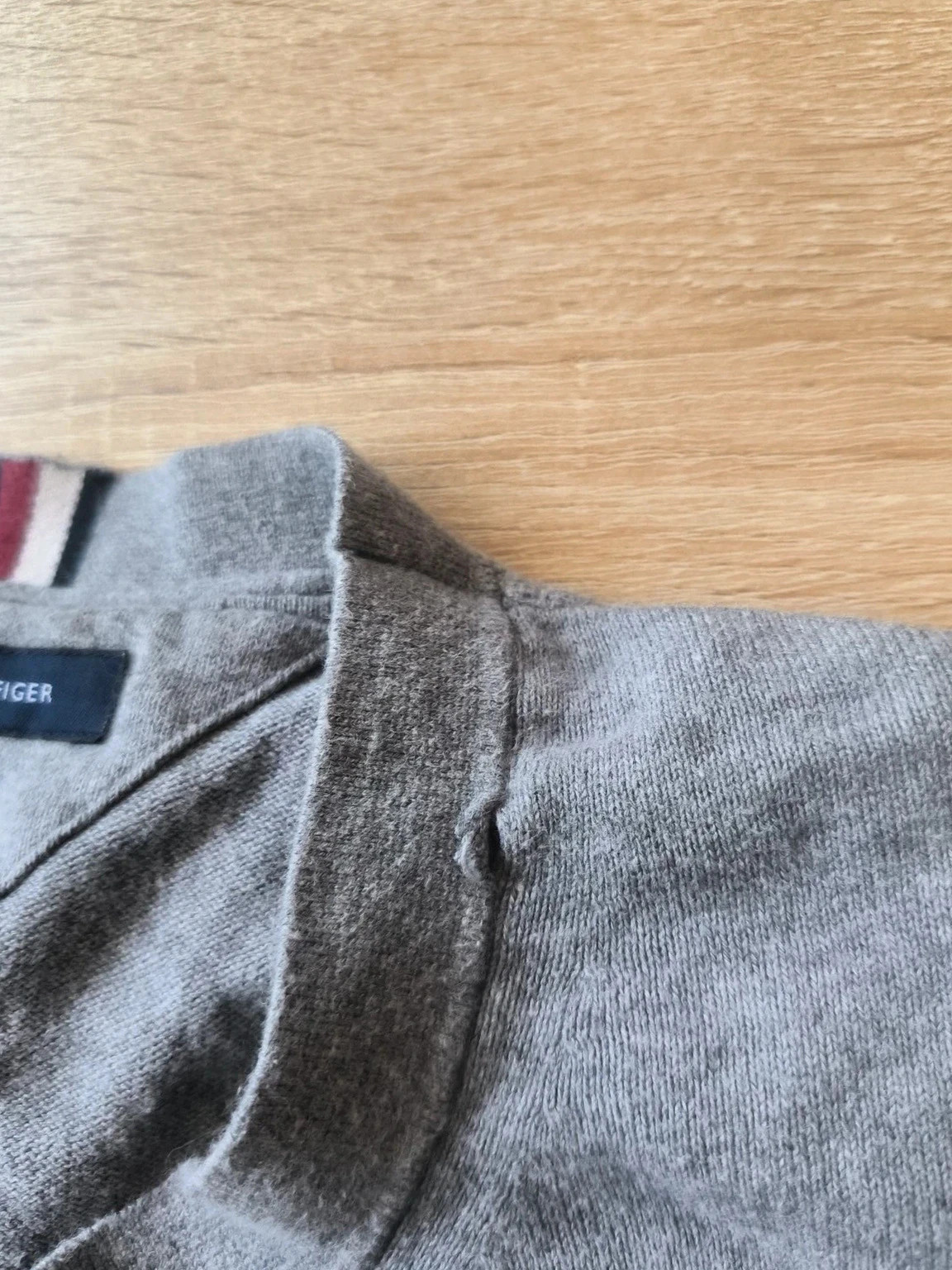 Pull gris col rond Tommy Hilfiger avec logo Hilfiger M – Tommy Hilfiger – taille M 3