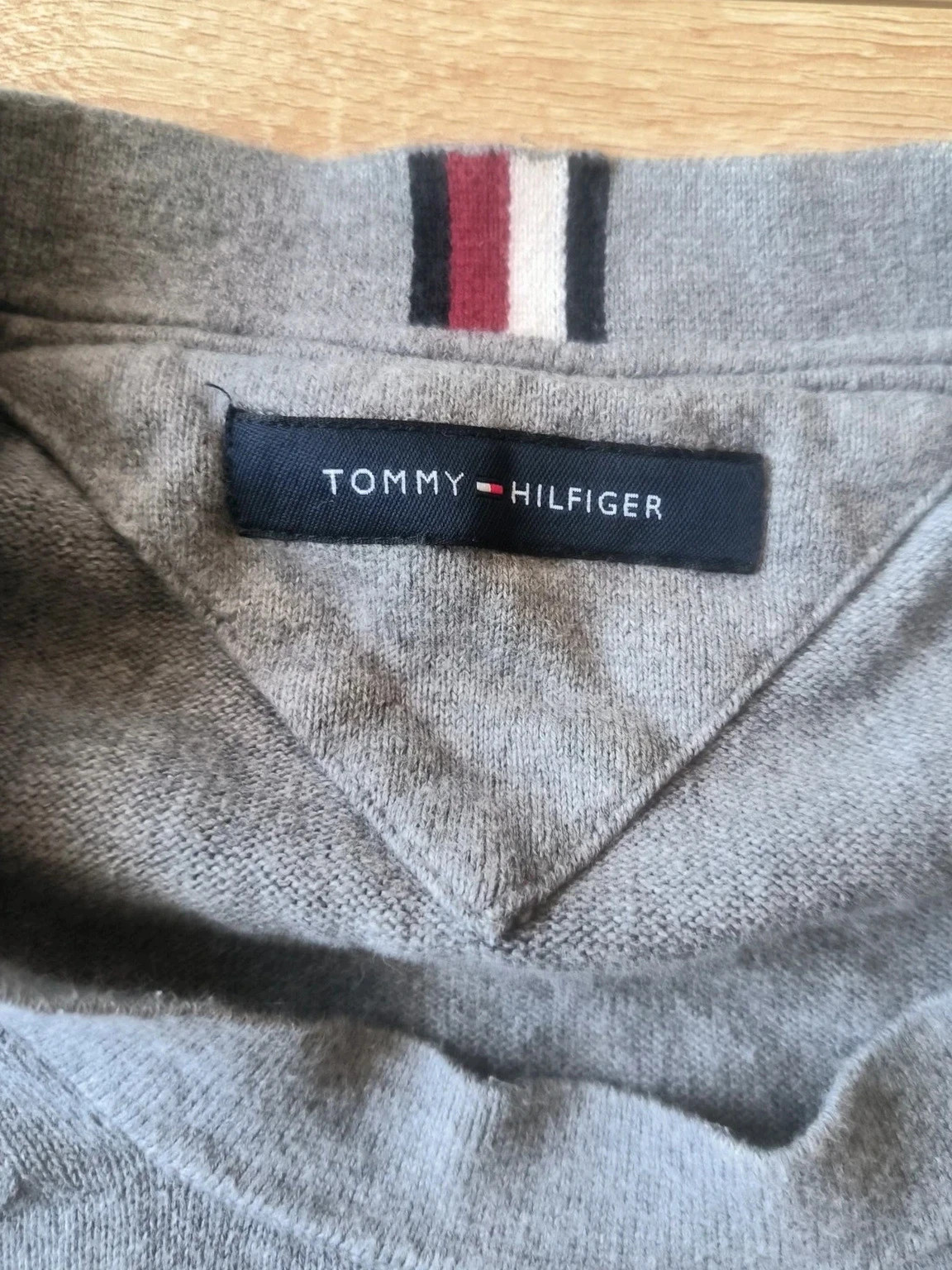 Pull gris col rond Tommy Hilfiger avec logo Hilfiger M – Tommy Hilfiger – taille M 4
