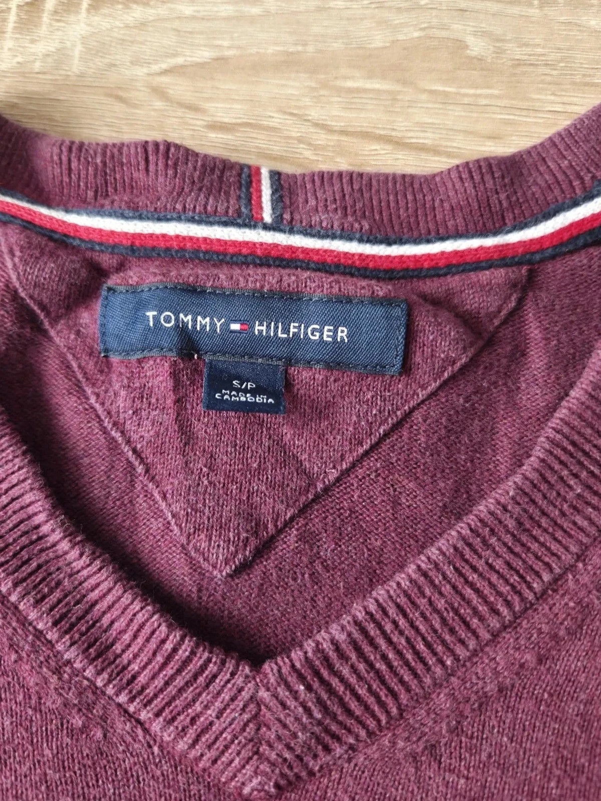 Pull Tommy Hilfiger Bordeaux / Prune Col V S 100% Coton – Tommy Hilfiger – taille S 4
