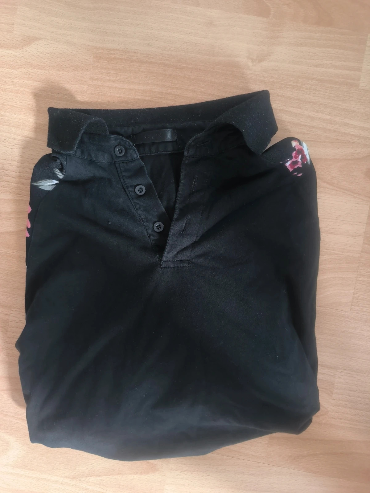 Polo noir Shein – Manches à motif floral roses – Taille L Homme – Shein – taille L 2