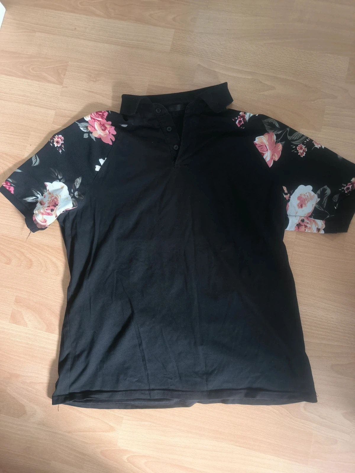 Polo noir Shein – Manches à motif floral roses – Taille L Homme