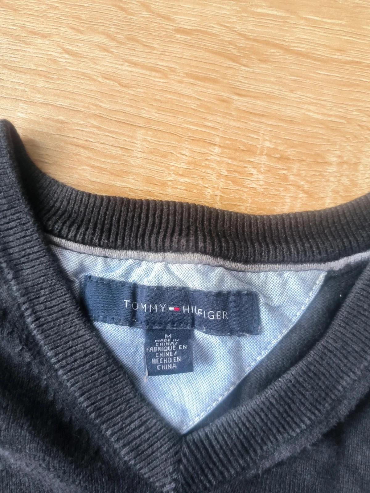 Pull col V noir Tommy Hilfiger – Taille M – Maille fine – Tommy Hilfiger – taille M 4