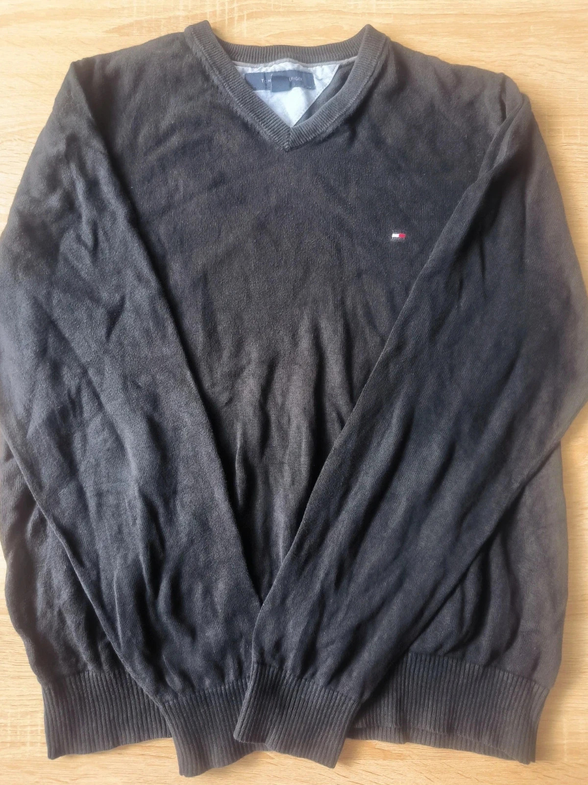 Pull col V noir Tommy Hilfiger – Taille M – Maille fine