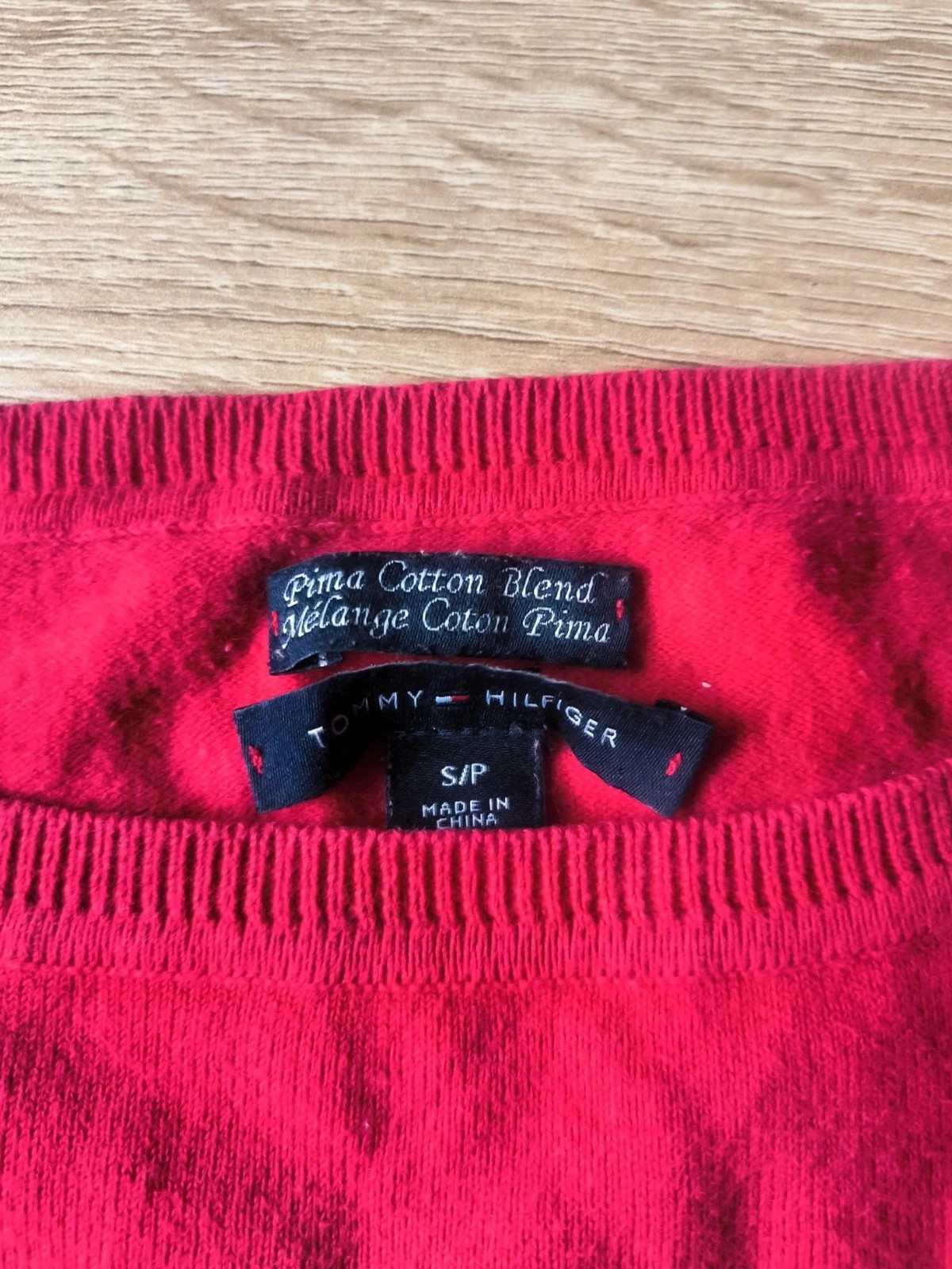 Pull Tommy Hilfiger Rouge Coton Pima – Taille S/P (Petit accroc manche) – Tommy Hilfiger – taille S / 36 / 8 5