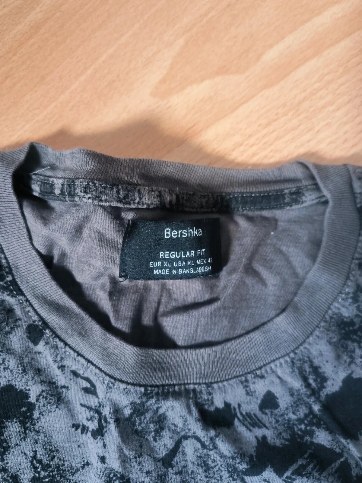 T-shirt Bershka Motif Abstrait Camouflage Gris et Noir – Taille XL – Très bon état – Bershka – taille XL 2