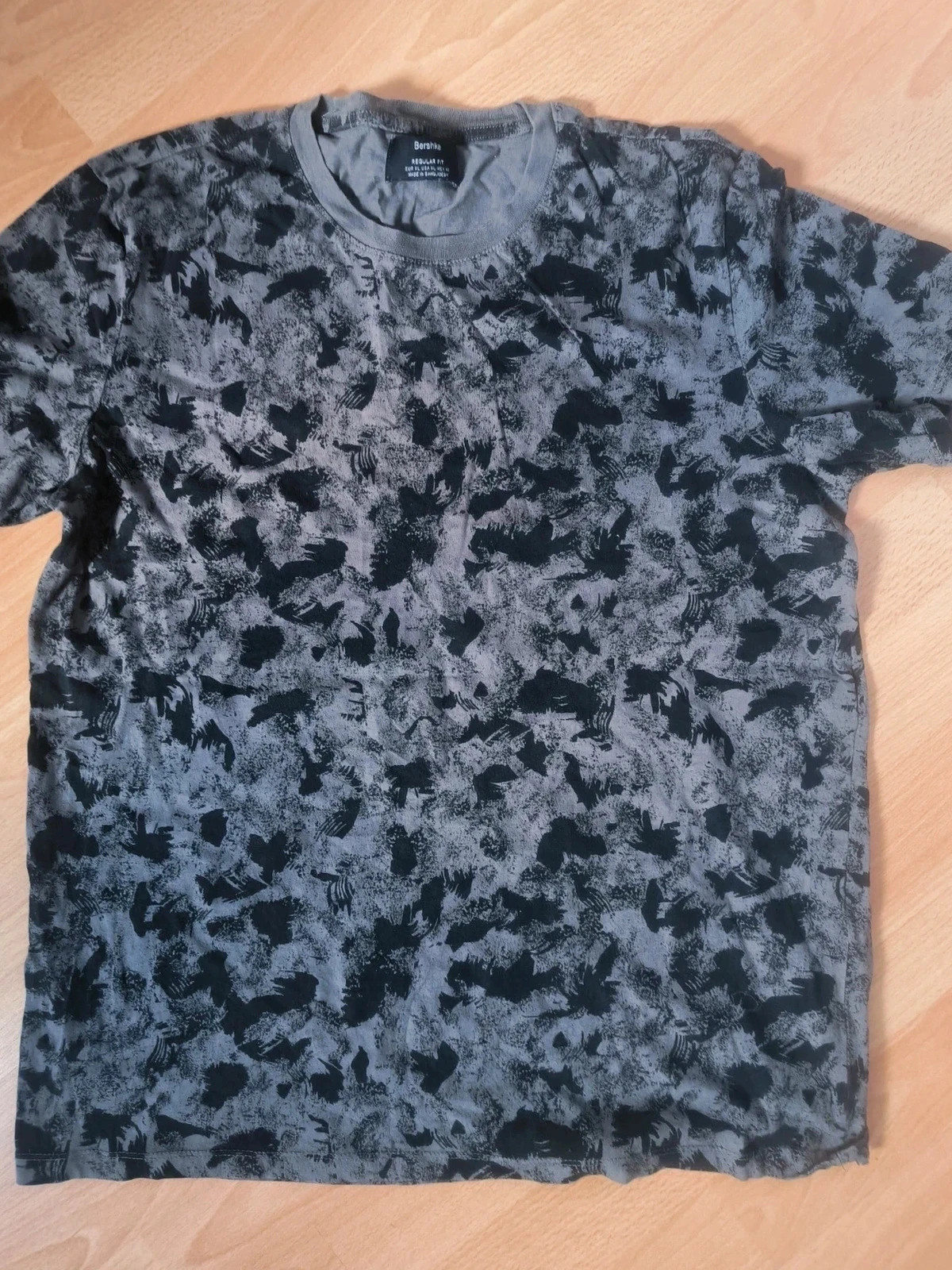 T-shirt Bershka Motif Abstrait Camouflage Gris et Noir – Taille XL – Très bon état