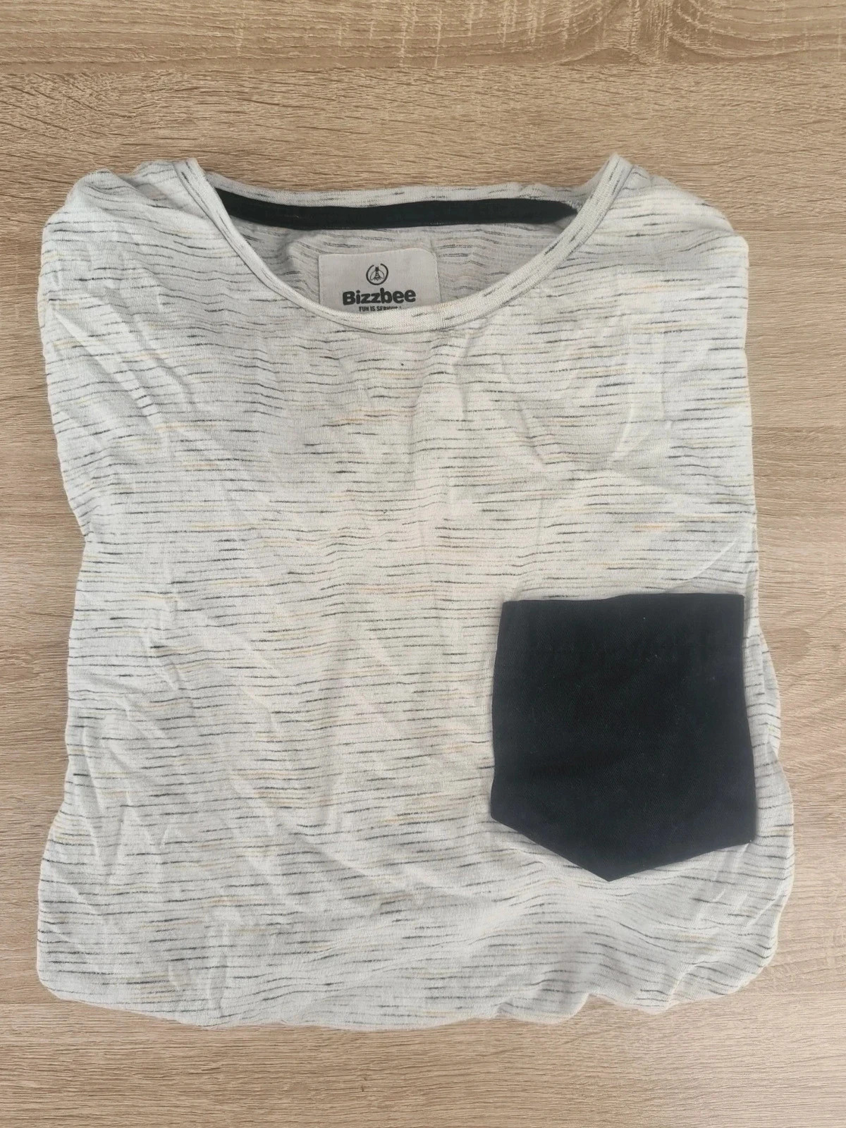 T-shirt blanc texturé Bizzbee – Poche contrastée noire – Taille XL – Bon état