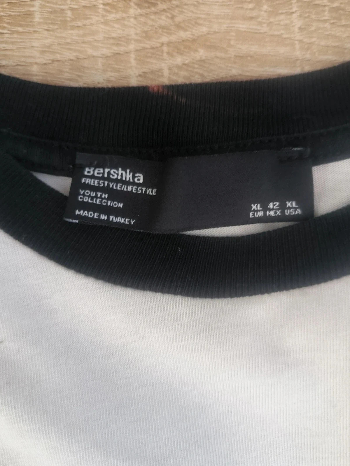 T-shirt blanc Bershka – Manches camouflage noir et gris – Taille XL – Bon état – Bershka – taille XL 2