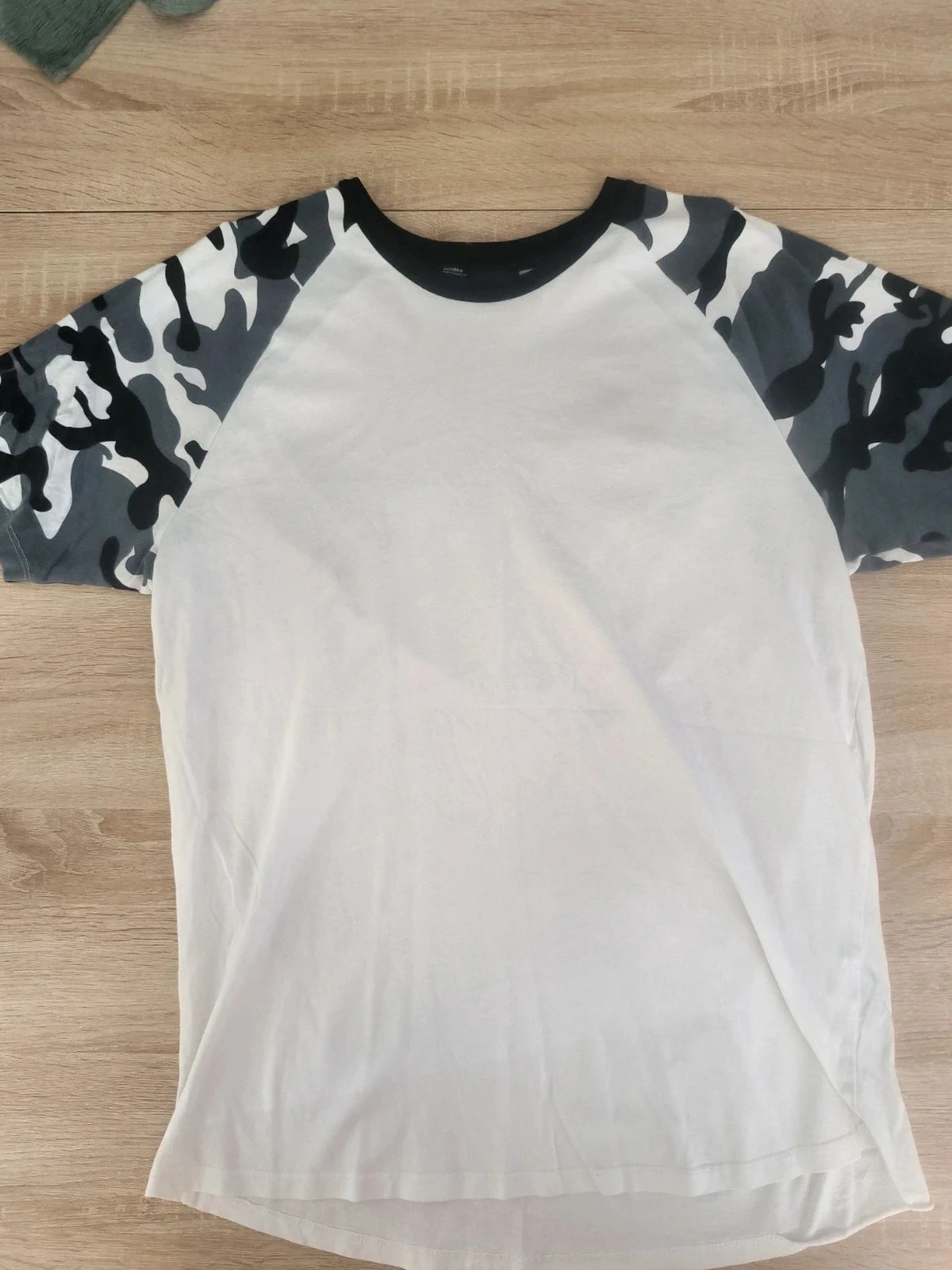 T-shirt blanc Bershka – Manches camouflage noir et gris – Taille XL – Bon état