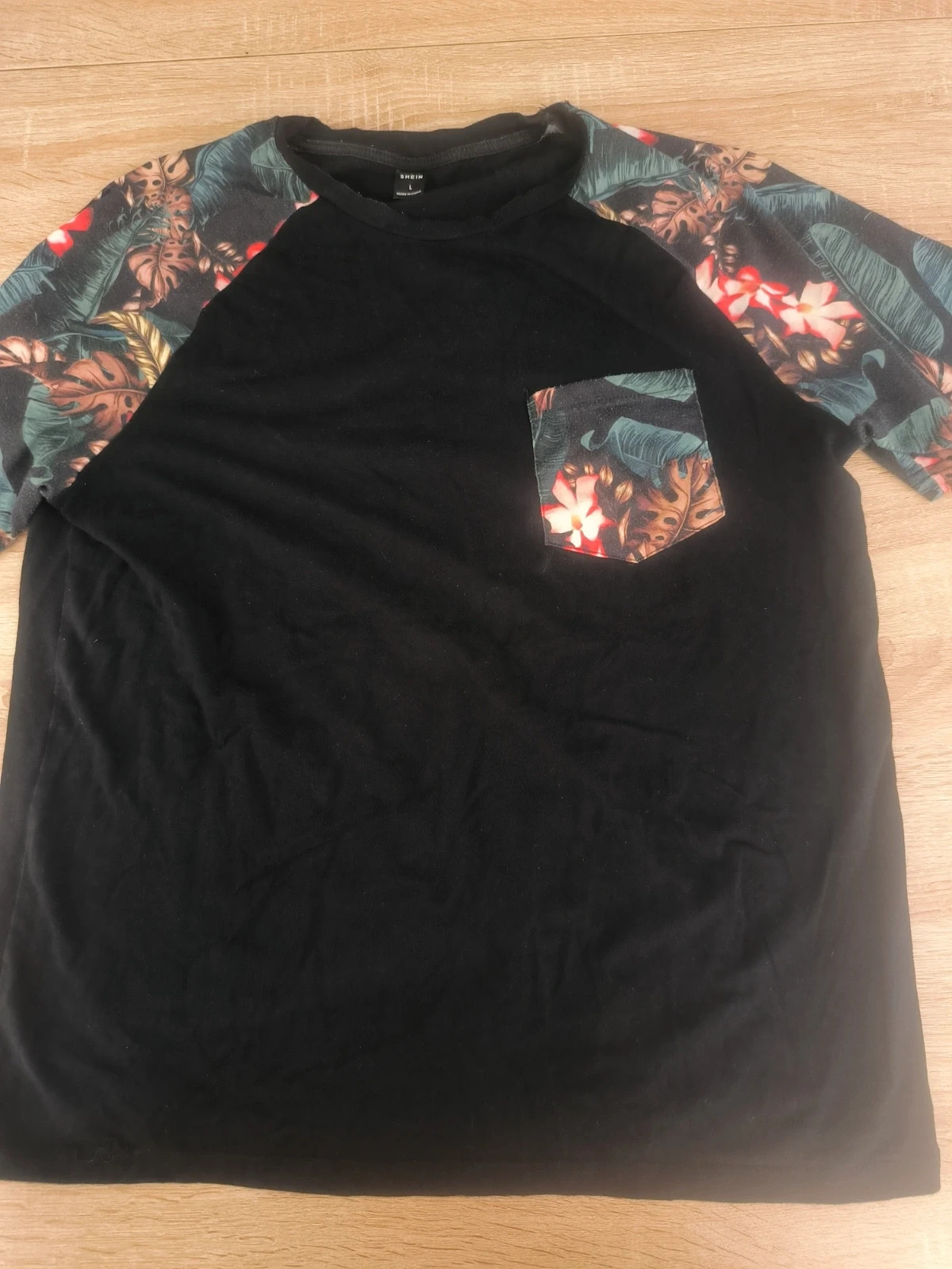 T-shirt noir Shein – Manches et poche à motif tropical – Taille L – Bon état